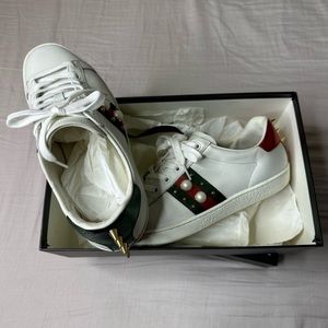 GUCCI SNEAKERS.
